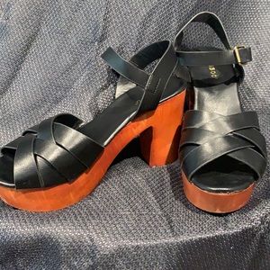 Used- good condition black plataforma wedges.